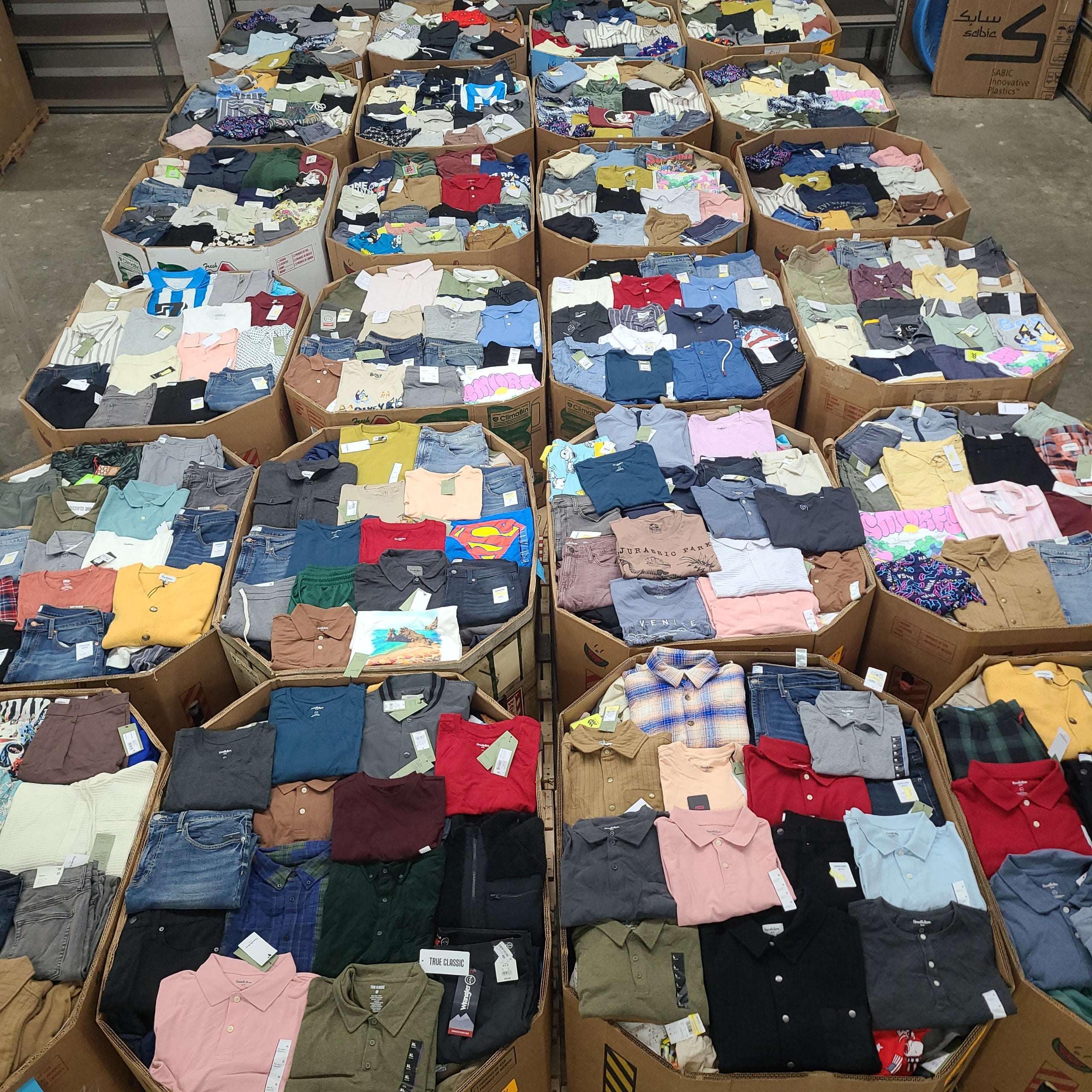 C7567D17-F873-404C-A10A-2355E32CF220 Target men's clothing pallet with 350-400 pieces of shirts and jeans for resale
