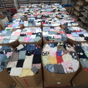 Target women's clothing pallet with 900-1,100 mixed apparel pieces for resale