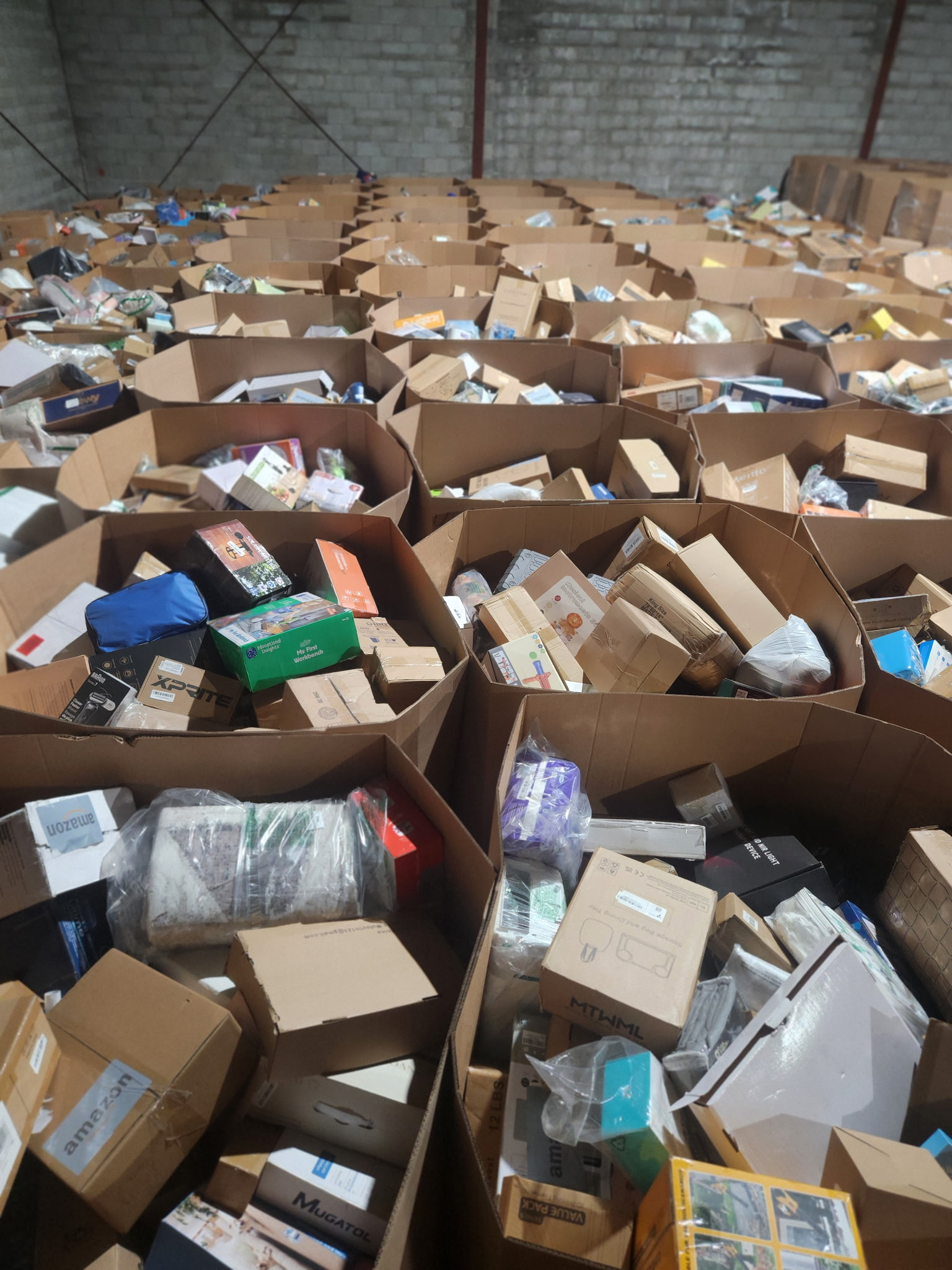 Raw-Amazon-LPN-Smalls-Arkansas Amazon 5ft LPN smalls truckload of stacked gaylord pallets ready for reseller pickup