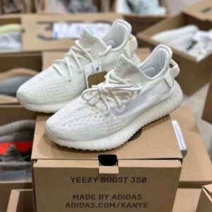 Assorted fashion sneakers liquidation pallet, 100 pairs of mixed-brand footwear for resale