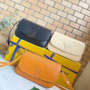 Wholesale handbags pallet of 100 assorted totes, crossbody bags and satchels for resale
