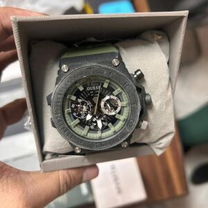 Casual watch wholesale pallet holding 200 assorted fashion and quartz watches for resale