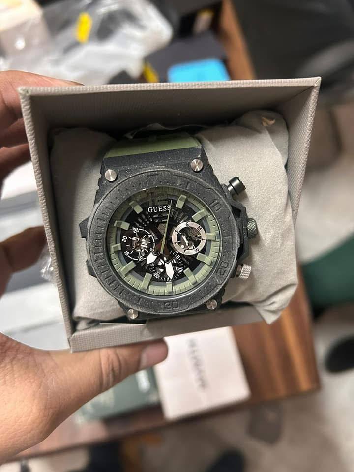 photo_2025-02-22_00-29-08 Casual watch wholesale pallet holding 200 assorted fashion and quartz watches for resale