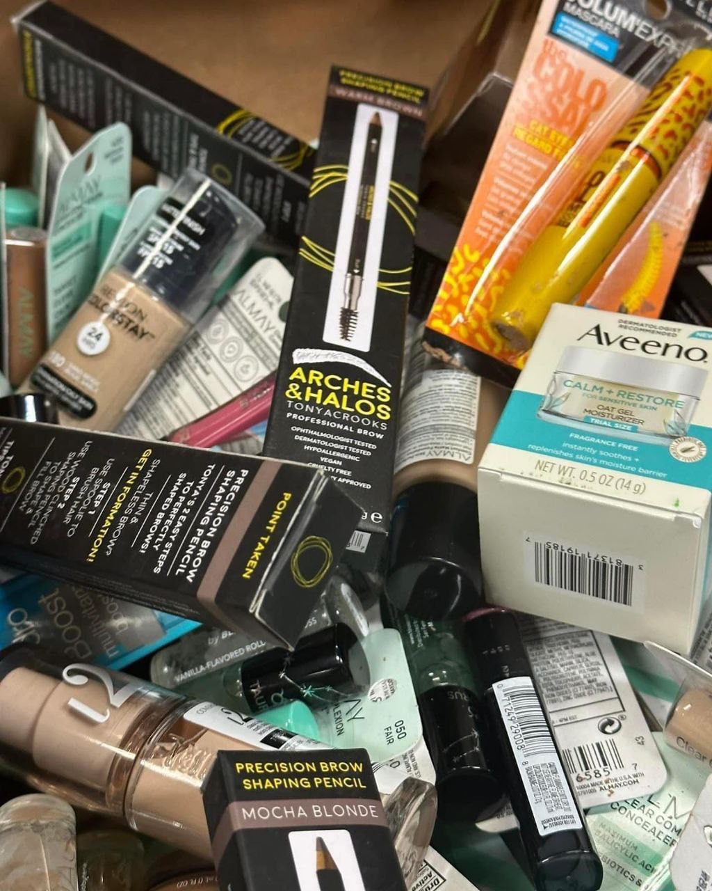 photo_6179457160484425882_y 150-unit mixed cosmetics pallet of wholesale makeup and beauty products for resellers