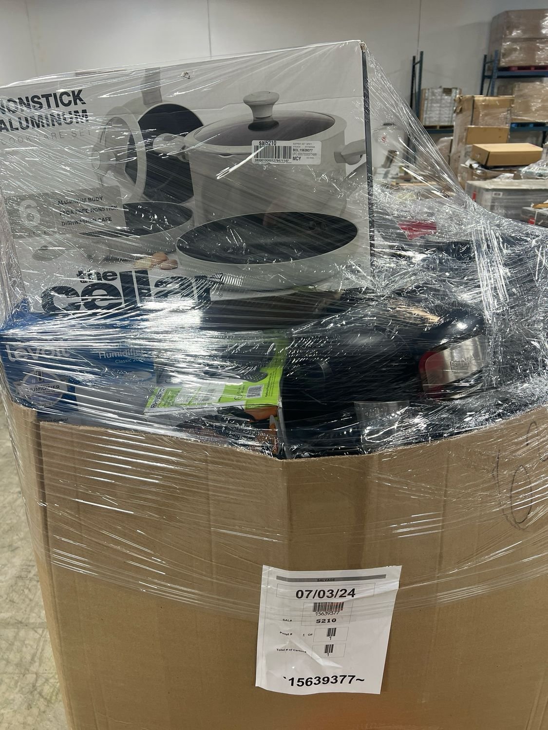 Macys Houseware Pallet MCYHW-16 Macy's housewares liquidation pallet stacked with pots, linens, and home goods ready for resale